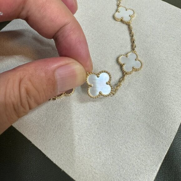 Authentic Van Cleef & Arpels 18K gold white mother-of-pearl bracelet - Picture 7 of 9